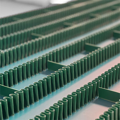 Transportbånd med bølgekanter